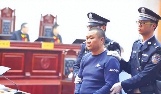 他逃亡16年，靠赃款娶4个漂亮老婆生12个娃，被捕时身家有几个亿