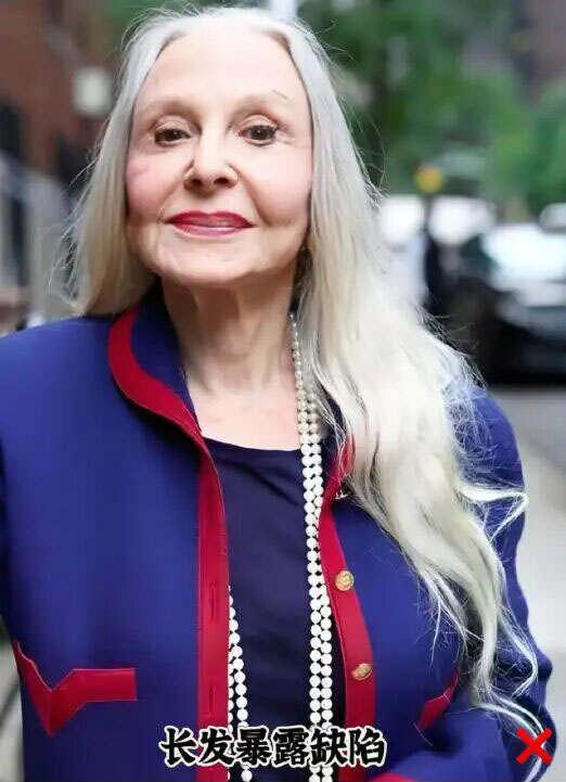 又被北京“地铁奶奶”惊艳到！白发不染，不穿老年装，美得太高级