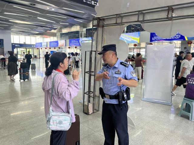 “海上旅游 文明‘邮’你”！市北区“志愿红”携手港航“警察蓝”倡导邮轮文明旅游