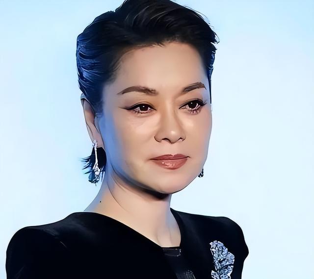 放弃争夺260亿遗产，带着女儿远走美国，如今才知道她有多明智