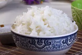 老太坚持不吃米饭、做菜只放盐，硬撑大半年，血糖血脂已大变样？图片