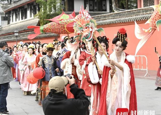 灯会人挤人，汉服穿得像cos，花灯居然会动。