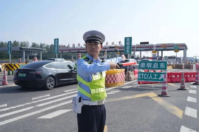 人山人海，破纪录！今天超81万人离开上海！一高铁列车突发超员警报，紧急临时停站...12306回应→