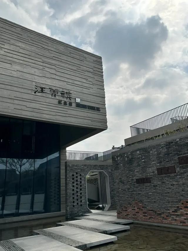 来到了高邮的汪曾祺纪念馆：这里不是遥远的“汪老”，是“老汪”