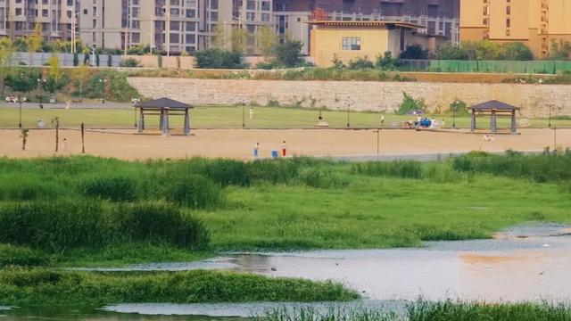 泌阳月儿湾公园对面，有一处沙滩公园