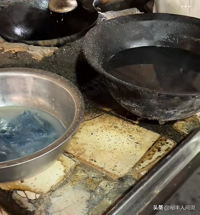 辛店油饼丸子汤老板去世！享年73岁，店内脏乱不堪，人却络绎不绝