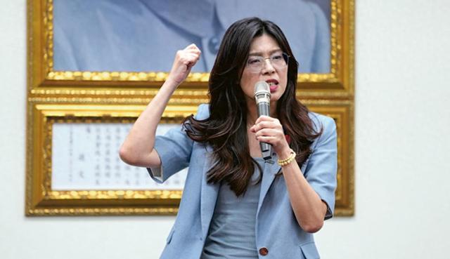 登机赴京前，郑丽文公布人事名单，朱立伦回应特殊，不准打破惯例