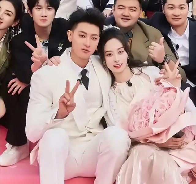 幸不幸福一目了然，黄子韬举办世纪婚礼，鹿晗生病女友却不吭一声