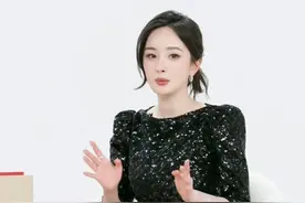 敬业的CL全球代言人杨幂不经意漏出她的红底鞋👠 ​​​图片