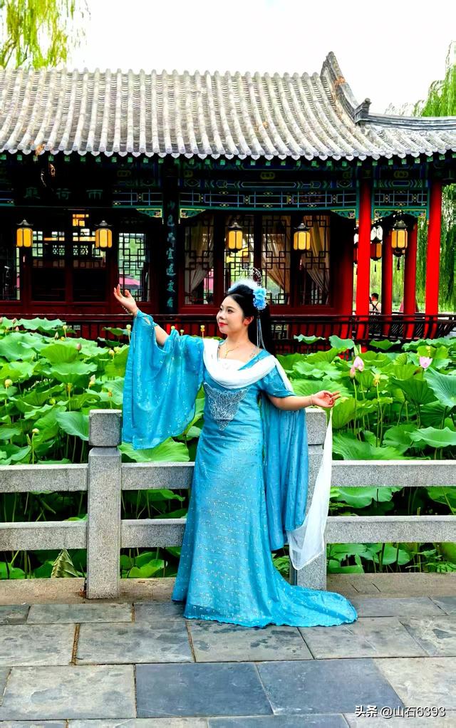 《雨荷厅畔荷香美女乐》～新华社原军事记者陶俊峰泉城大明湖美拍