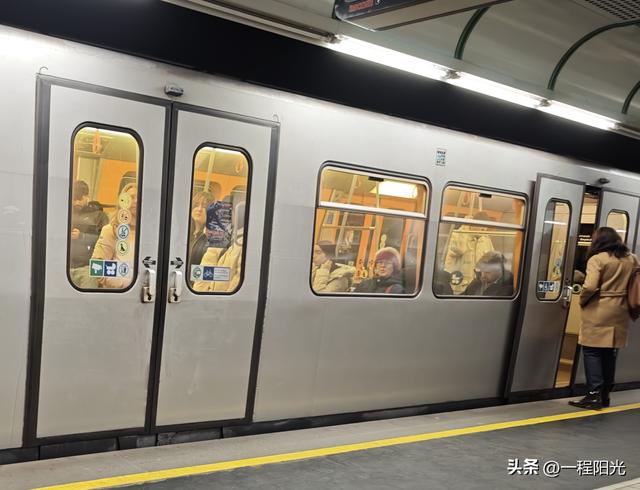 欧洲自由行之维也纳游记，华丽的宫殿与搞笑的地铁手动门