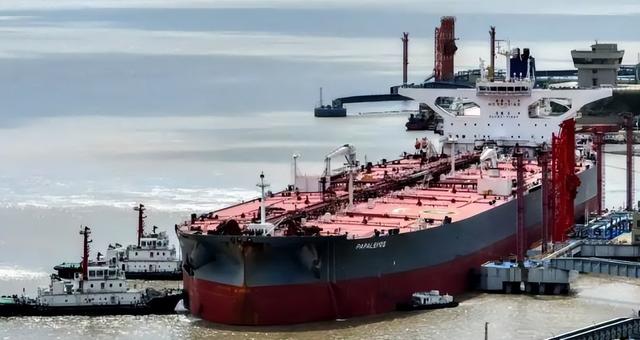 中方资产被扣押，局势变成4打1，伊朗出兵登船，特朗普捅马蜂窝