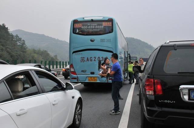 门票打折车票降价，国庆8天假，为啥旅游的年轻人却一年比一年少