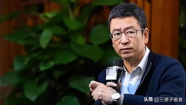 从"央视一哥"到跌落神坛，57岁白岩松的评论，再遭官媒和网友批评