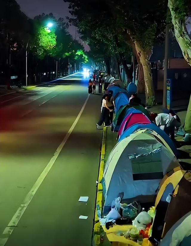 5年倒闭10家景区，年轻人穷游住帐篷，天价酒店景区为啥割不动了