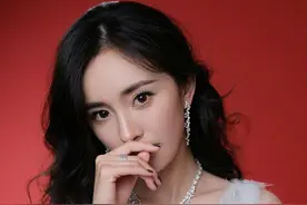 杨幂曾称自己是“野花”，却被人摸腿，网友：娱乐圈的“潜规则”图片