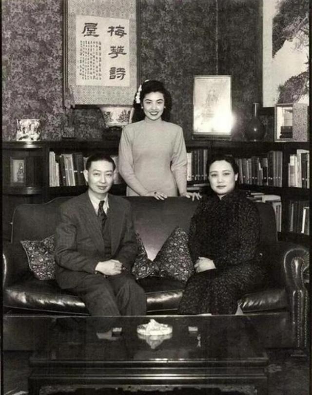 两女共侍一夫，姐妹关系情同手足，生前三人同行，死后三人葬同穴