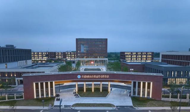 安徽一男子深夜闯入合肥幼专女生宿舍	，学生：疑似蹲守2小时，目的明确去浴室，校方：男子是校外人员