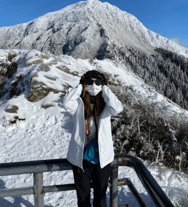 年轻妈妈携带2岁儿子爬雪山跨年受困，被发现时孩子已经失温