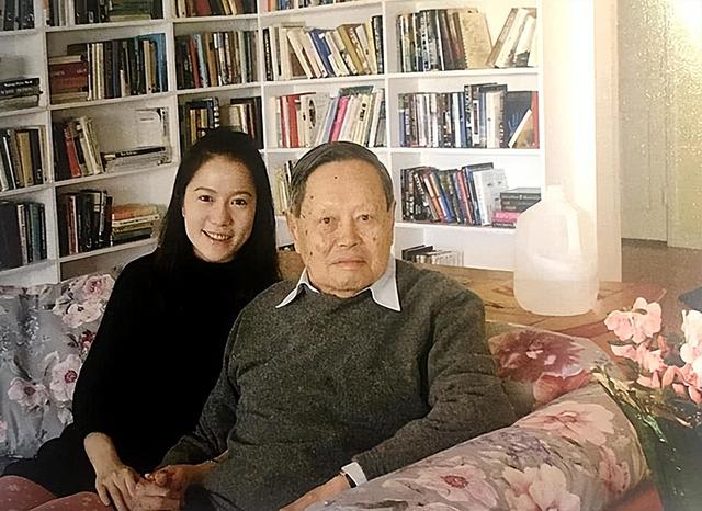 杨振宁猝然离世，临终状态曝光，翁帆25字表心情，难怪相爱20年