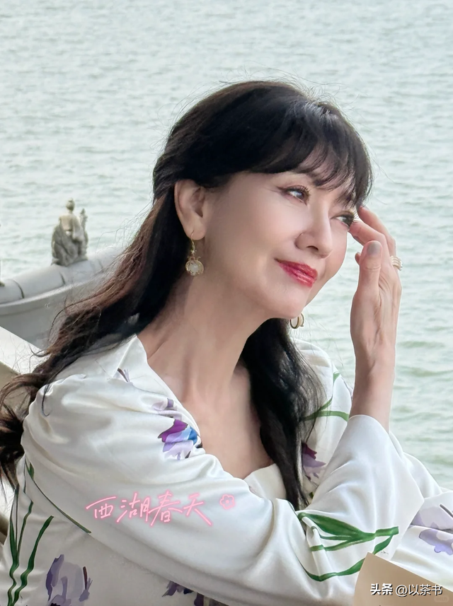 越来越不对劲！72岁赵雅芝和年轻人斗舞不在话下，与李连杰有一拼