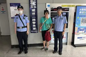 湖北武汉：装有2万余元物品的双肩包遗失，民警调看监控找到捡拾者成功追回图片