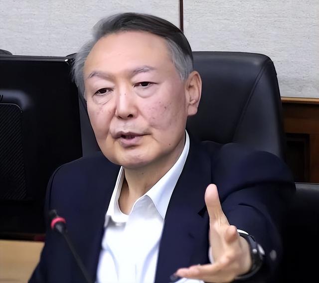 满头白发的尹锡悦	，听到被判死刑通知，当场微笑后立即东张西望