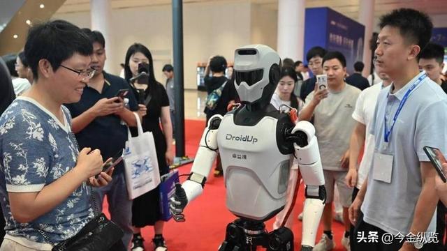 一落千丈！人形机器人订单35亿，交付不足千台	，尴尬生意谁买单？