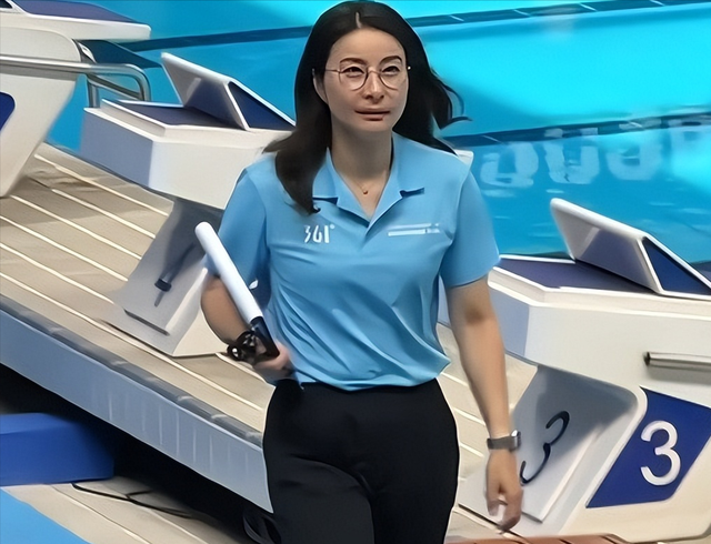 官方对郭晶晶的称呼变了，三字之差释放强烈信号，霍震霆全说对了