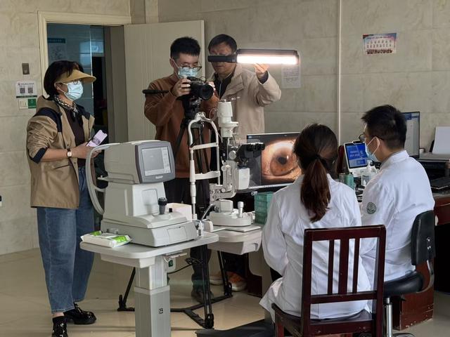 多年来，一批又一批绍兴人前赴后继，走进了这座大漠小城……