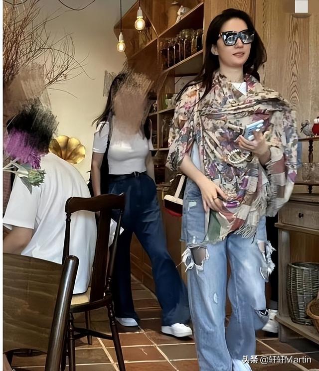 刘亦菲逛LV店被偶遇，试衣专注忘镜头	，网友：这“骨相”太能打了