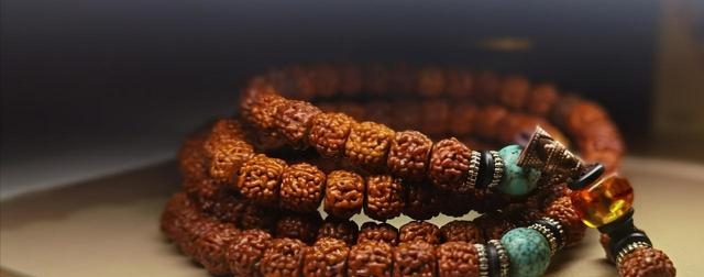 男人到了五六十岁，切忌戴天珠、青金，换成这些才不油腻显沉稳