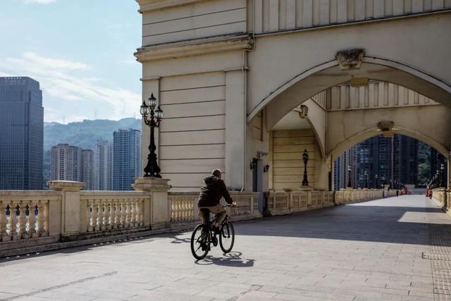 不走寻常路的国际化县城，关心一日三餐，更关心咖啡和汇率