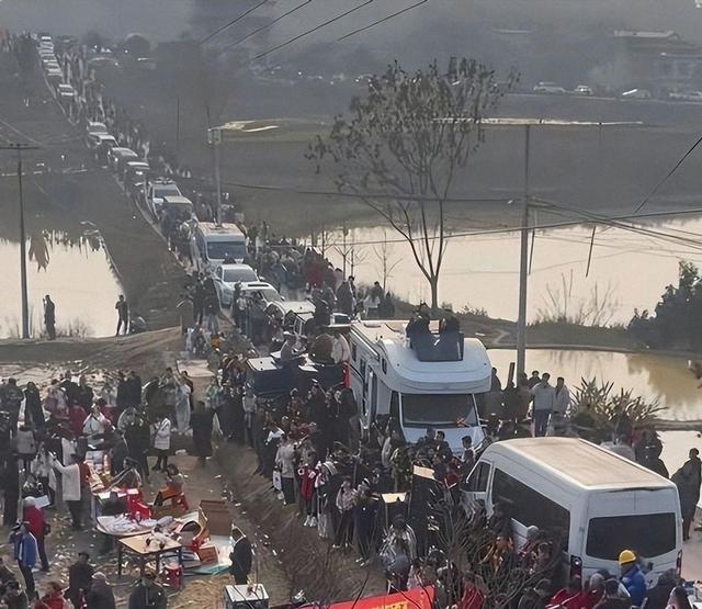 杀猪宴暖意全是假象，官媒揭示呆呆妹真实处境，隐私遭泄露难招架