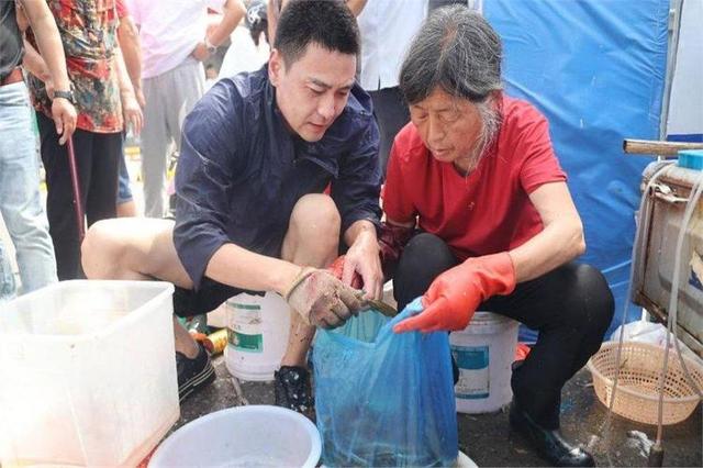 43岁演员李飞无戏可拍，陪母卖鱼：娱乐圈的真相，比鱼摊更刺骨
