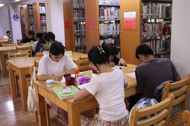 兴义：暑期文化场所人气爆棚 市民享"书香"与"光影"时光