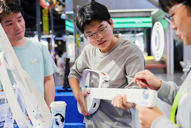 在快节奏时代，他们用科技为普通人造了一座“情绪充电站”