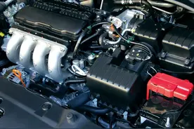 国产车发动机舱为啥有“盖板”，合资车却没有？看维修师傅怎么说图片