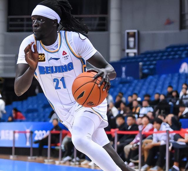 恭喜！22岁曾凡博签约达成，拒绝海外合同重返首钢，奥莫特被裁！