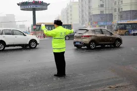 路面湿滑，冰城交警发布交通安全提示图片