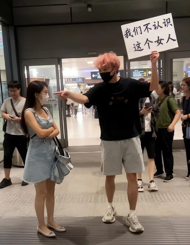 贴身尾随王楚钦女子已社死，知情人曝光身份，45岁仍单身目的不纯