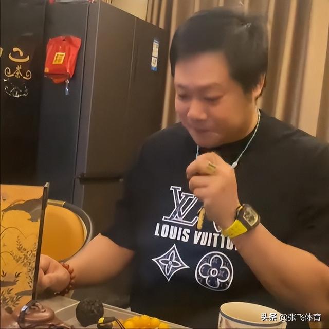 北京肖哥突发去世	，年仅45岁，家里原石成堆开大奔，十几套房出租