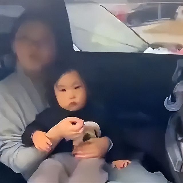 大陆女子游香港，买桃说了5句普通话被老板骂，玩两天被歧视两天