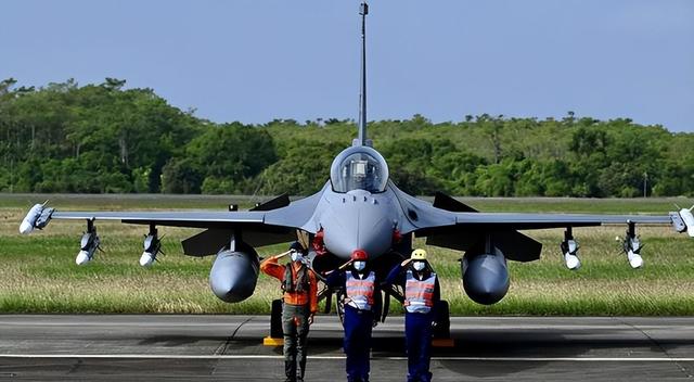 特朗普叫板北京？111亿美元军售刚批，北京20家美企连夜遭反击！