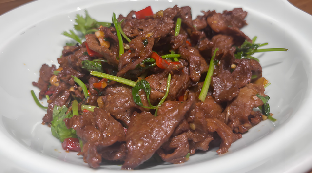 炒牛肉总老柴？别瞎腌别焯水！肉店老板 3 招，新手也能炒出嫩肉