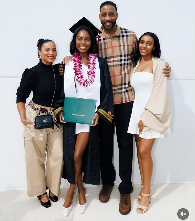 麦迪一家庆祝圣诞，夫妻感情好，女儿大学毕业，儿子也爱篮球