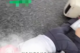 小车右转女子骑电动车无接触摔倒 口中大骂:滚你么 先把我拉起来图片