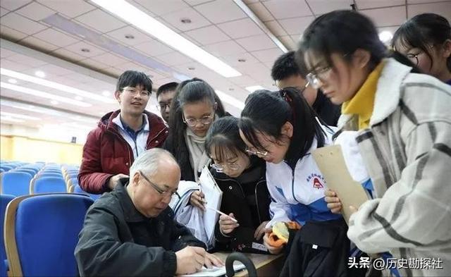 这就是钱学森后人真实的样貌，女儿定居美国，儿子长孙精忠报国！