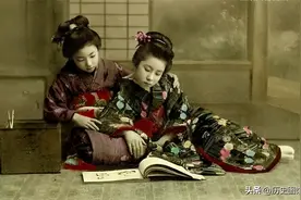 1870年日本女子生活照：女子在闺房里洗头，女武士携双刀眼神犀利图片