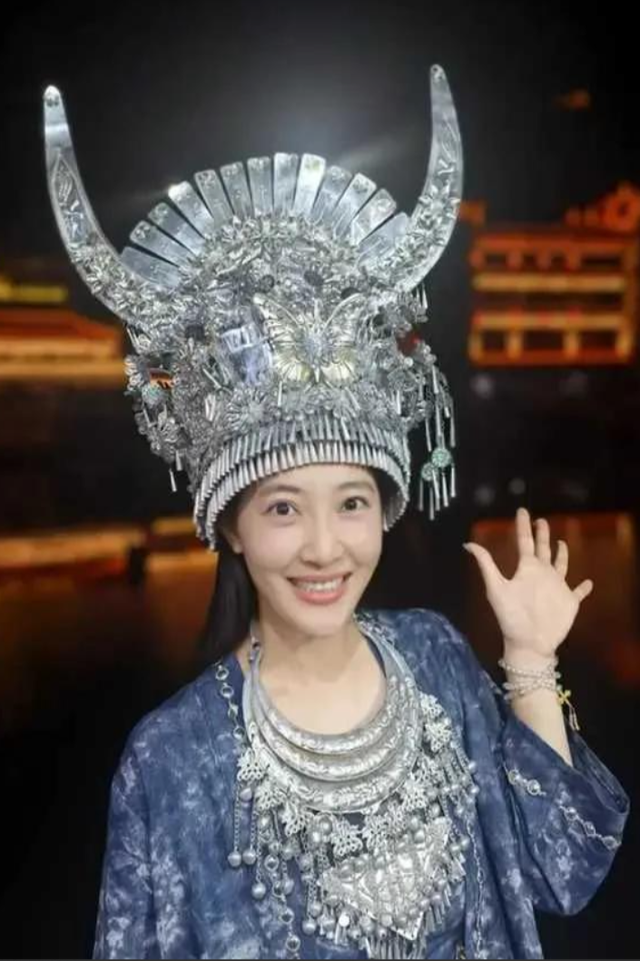 47岁聂远一家回贵州，11岁女儿和妈妈共用一张脸，长得真漂亮